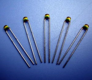 半导体热敏电阻的电阻特性与应用解析